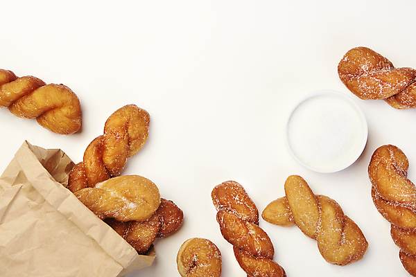 포토 JPG 스튜디오촬영 접시 디저트 실내 사람없음 하이앵글 종이봉투 설탕 흰배경 담기 꽈배기 꽈배기빵 카피스페이스 국내포토 식기 음식 빵 뷰포인트 백그라운드 모션 봉투 내부 공백 흰색 파일형식