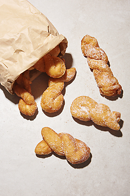 포토 JPG 스튜디오촬영 디저트 실내 사람없음 하이앵글 종이봉투 설탕 흰배경 담기 꽈배기 꽈배기빵 국내포토 음식 빵 뷰포인트 백그라운드 모션 봉투 내부 흰색 파일형식