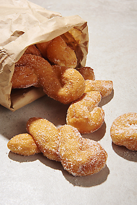 포토 JPG 스튜디오촬영 디저트 실내 그림자 사람없음 종이봉투 설탕 흰배경 꽈배기 꽈배기빵 국내포토 음식 빵 백그라운드 봉투 내부 흰색 파일형식