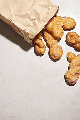 포토 JPG 스튜디오촬영 디저트 실내 사람없음 하이앵글 종이봉투 설탕 흰배경 담기 꽈배기 꽈배기빵 카피스페이스 국내포토 음식 빵 뷰포인트 백그라운드 모션 봉투 내부 공백 흰색 파일형식