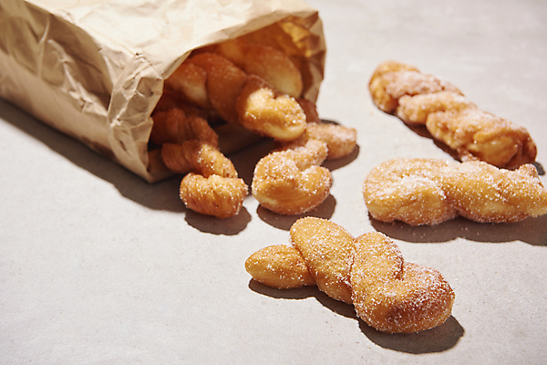 포토 JPG 스튜디오촬영 디저트 실내 사람없음 종이봉투 설탕 흰배경 담기 꽈배기 꽈배기빵 국내포토 음식 빵 백그라운드 모션 봉투 내부 흰색 파일형식