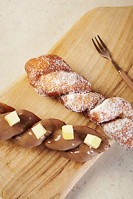 포토 JPG 스튜디오촬영 포크 디저트 실내 사람없음 하이앵글 설탕 토핑 버터 꽈배기 꽈배기빵 나무도마 베이지색배경 국내포토 식기 음식 빵 뷰포인트 백그라운드 도마 내부 목재 베이지색 파일형식