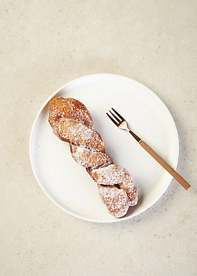 포토 JPG 스튜디오촬영 접시 포크 디저트 실내 사람없음 하이앵글 설탕 꽈배기 꽈배기빵 베이지색배경 국내포토 식기 음식 빵 뷰포인트 백그라운드 내부 베이지색 파일형식