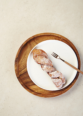 포토 JPG 스튜디오촬영 접시 포크 디저트 실내 사람없음 하이앵글 설탕 꽈배기 꽈배기빵 나무쟁반 베이지색배경 국내포토 식기 음식 빵 뷰포인트 백그라운드 쟁반 내부 목재 베이지색 파일형식