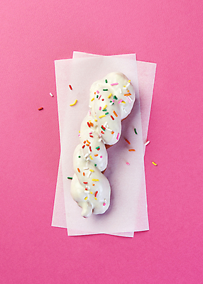 포토 JPG 스튜디오촬영 디저트 실내 사람없음 장식 하이앵글 꽈배기 꽈배기빵 음식데코레이션 초코맛 화이트초콜릿 스프링클 분홍색배경 종이호일 국내포토 음식 빵 뷰포인트 분홍색 백그라운드 내부 초콜릿 맛 파일형식