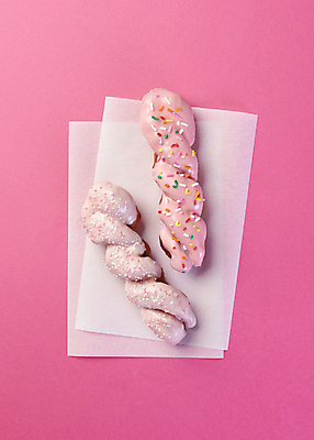 포토 JPG 스튜디오촬영 디저트 실내 사람없음 장식 하이앵글 초콜릿 꽈배기 꽈배기빵 음식데코레이션 초코맛 스프링클 분홍색배경 종이호일 국내포토 음식 빵 뷰포인트 분홍색 백그라운드 내부 맛 파일형식