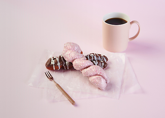 포토 JPG 스튜디오촬영 커피 포크 디저트 실내 사람없음 장식 하이앵글 초콜릿 머그컵 꽈배기 꽈배기빵 음식데코레이션 초코맛 분홍색배경 종이호일 국내포토 식기 음료 음식 빵 뷰포인트 분홍색 백그라운드 내부 컵 맛 파일형식