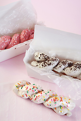 포토 JPG 스튜디오촬영 포장 디저트 실내 사람없음 장식 하이앵글 종이상자 담기 꽈배기 꽈배기빵 음식데코레이션 초코맛 화이트초콜릿 스프링클 분홍색배경 종이호일 국내포토 음식 빵 뷰포인트 분홍색 백그라운드 모션 내부 상자 초콜릿 맛 파일형식
