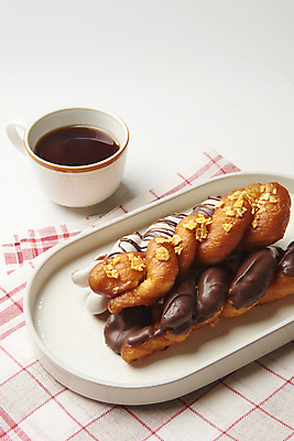 포토 JPG 스튜디오촬영 접시 커피 디저트 실내 사람없음 장식 하이앵글 초콜릿 커피잔 천 흰배경 꽈배기 꽈배기빵 음식데코레이션 초코맛 화이트초콜릿 국내포토 식기 음료 음식 빵 뷰포인트 백그라운드 잔 내부 흰색 직물 맛 파일형식