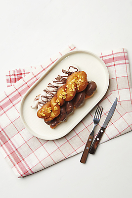 포토 JPG 스튜디오촬영 접시 포크 디저트 실내 사람없음 장식 하이앵글 초콜릿 나이프 천 흰배경 꽈배기 꽈배기빵 음식데코레이션 초코맛 화이트초콜릿 국내포토 식기 음식 빵 뷰포인트 백그라운드 내부 흰색 직물 칼 맛 파일형식