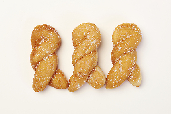 포토 JPG 스튜디오촬영 디저트 실내 사람없음 하이앵글 설탕 흰배경 일렬 꽈배기 꽈배기빵 국내포토 음식 빵 뷰포인트 백그라운드 내부 흰색 파일형식