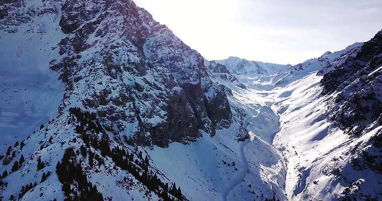 나무 계절 겨울 자연 하늘 산 사람없음 야외 파란색 세계 햇빛 골짜기 계곡 맑음 얼음 고요 추위 흰색 시골 재산 숲 위험 북극 언덕 서리 항공촬영 랜드마크 절정 카자흐스탄 4K 알마티 MP4 해외동영상 클립영상 자연요소 식물 아시아 뷰포인트 컬러 컨셉 날씨 금융 태양 극지방 생태계 동영상 파일형식
