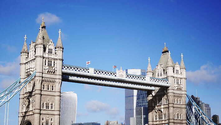 주간 구름 유럽 상징 여행 건축양식 하늘 아침 영국 잉글랜드 파노라마 풍경 사람없음 건물 물 파란색 빛 강 도시풍경 햇빛 탑 맑음 고층빌딩 도시 역사 심볼 런던 스카이라인 동영상 천연기념물 랜드마크 수도권 템스강 4K MOV 해외동영상 클립영상 자연요소 건축물 건축 나라 컬러 날씨 촬영기법 빌딩 태양 지역 파일형식
