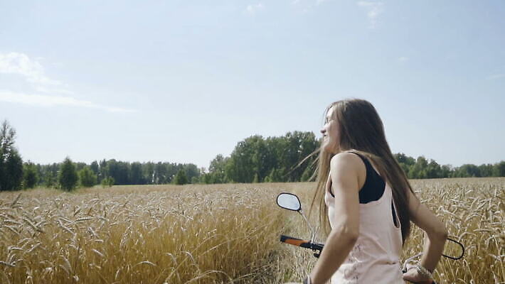 1 라이프스타일 여자 도로 스포츠 백그라운드 밭 자연 휴가 건강 한명 미소 사람 성인 야외 여름 태양 맑음 자전거 일몰 기쁨 자유 시골 승차 밀 주말 사이클링 내추럴 바이킹 MOV 해외동영상 클립영상 자연요소 계절 감정 길 컨셉 농업 교통시설 모션 날씨 곡류 표정 생활 노을 바이크 육상스포츠 생태계 동영상 파일형식