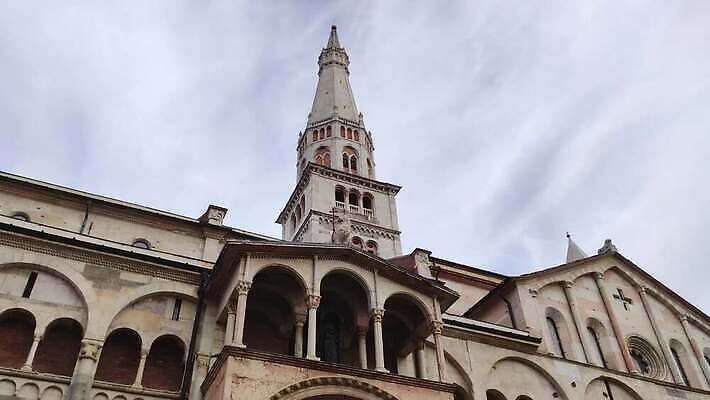 구름 유럽 건축양식 하늘 거리 풍경 사람없음 야외 건물 파란색 조각상 성당 교회 탑 이탈리아 세계문화유산 종 도시 사찰 홀 중세 역사 재산 정사각형 대성당 타운 종탑 랜드마크 로마네스크 바실리카 4K MOV 해외동영상 클립영상 자연요소 도형 건축물 건축 나라 컬러 종교건축 금융 조형물 공간 문화재 동영상 파일형식