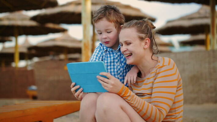 백인 여자 행복 아들 어린이 우산 가족 놀이 엄마 모바일 휴가 미소 소년 야외 스마트폰 학습 컴퓨터 태블릿 알약 육아 게임 휴양지 온라인 걸음마 볏집 MOV 해외동영상 클립영상 서양인 교육 남자 감정 관계 모션 표정 사람 전자제품 핸드폰 스마트기기 약 장소 동영상 파일형식