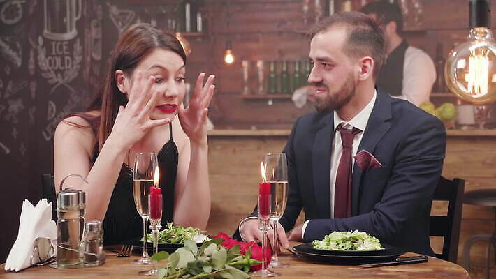 백인 커플 컨셉 2 관계 함께함 대화 사랑 사람 소년 외침 분노 날짜 충돌 버리기 싸움 문제 붕괴 반대 말다툼 단절 이혼 트러블 4K MOV 해외동영상 클립영상 서양인 남자 감정 어린이 모션 말하기 소리 동영상 파일형식