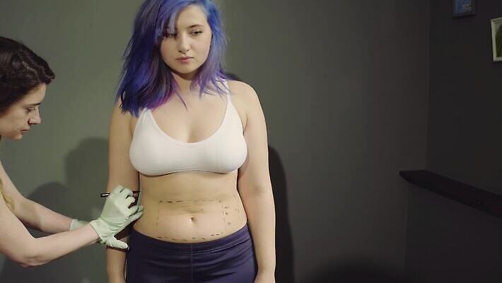 라이프스타일 여자 신체 다이어트 건강 성인 두명 뷰티 의사 잡기 몸무게 비만 허리 피부 확인 팬티 고립 돌봄 적자 해로움 셀룰라이트 4K MP4 해외동영상 클립영상 컨셉 모션 사람 생활 신체부위 의료진 속옷 몸매 동영상 파일형식