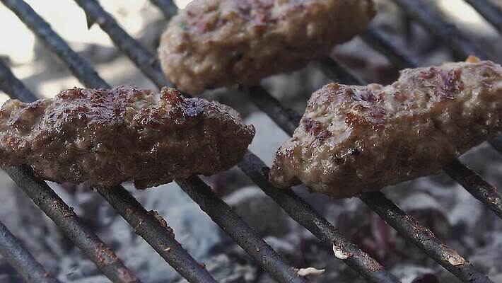 음식 불 건강 육류 요리 사람없음 야외 빨간색 소풍 파티 식사 저녁식사 치킨 소고기 신선 뜨거움 소시지 황금 연기 맛 그릴 바비큐 굽기 머스터드 숯 점심식사 석탄 음식준비 패닝샷 맛있는 4K MOV 해외동영상 슬로모션 클립영상 자연요소 컬러 컨셉 식재료 주방용품 촬영기법 이벤트 야외활동 소스_음식 가공식품 구이 준비 동영상 닭고기요리 파일형식