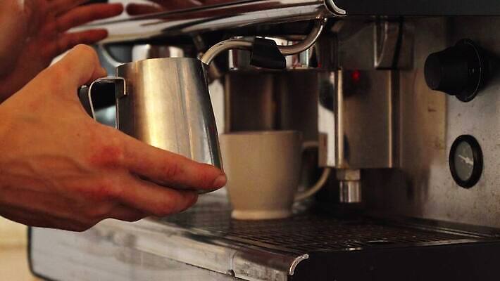 직업 커피 음료 티셔츠 아침 디저트 콩 관리 미술 한명 컵 노란색 케이크 식당 카페 회색 우유 머그컵 흰색 업무 바 닫기 웨이터 피부 만들기 바리스타 레시피 카푸치노 에스프레소 중독 라떼 삶기 아라비카 카카오 카페인 필터 4K MOV 해외동영상 클립영상 주간 1 식기 음식 컬러 셔츠 모션 문화예술 유제품 곡류 사람 신체부위 상점 작업 동영상 파일형식