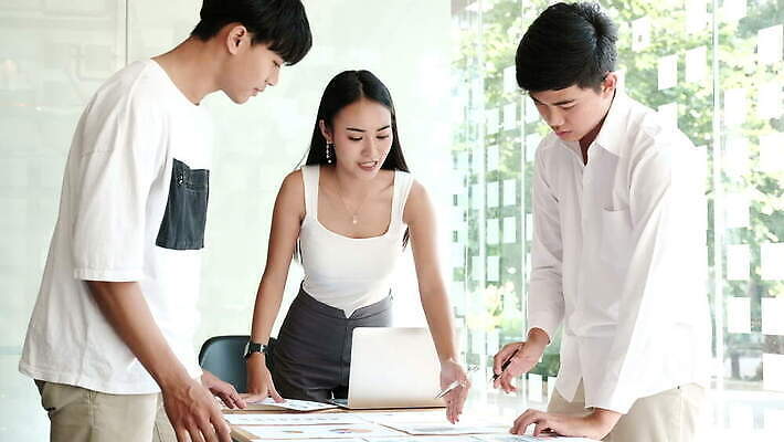 직업 비즈니스 탁자 아이디어 직장 사람 세명 금융 컴퓨터 사무실 펜 자료 업무 작업 비즈니스맨 비즈니스우먼 작업실 토론 분석 상담 경영자 문서 투자 경영 리뷰 인턴 투자자 프로젝트 연습생 4K MOV 해외동영상 클립영상 여자 남자 가구 컨셉 회사 경제 전자제품 필기구 직장인 연습 리더 동영상 파일형식