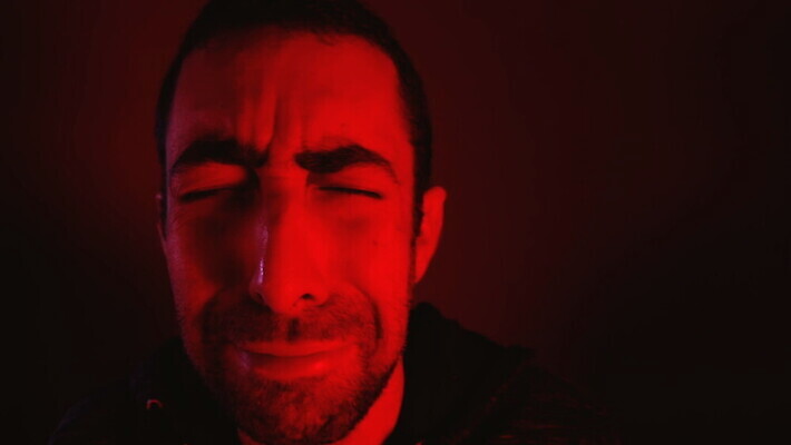 백인 1 남자 감정 얼굴 스트레스 건강 한명 사람 성인 빨간색 머리 어둠 고통 슬픔 표현 좌절 닫기 울음 고민 두통 문제 후회 긴장 압력 우울증 위기 트러블 편두통 MOV 해외동영상 클립영상 서양인 컬러 컨셉 모션 표정 신체부위 질병 동영상 파일형식