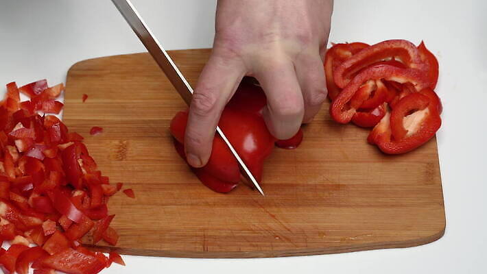 백인 손 남자 음식 조각 다이어트 채소 과일 재료 고추 탁자 파프리카 도마 건강 요리 한명 목재 빨간색 주방 식당 요리사 식사 저녁식사 샐러드 잡기 칼 아침식사 인스턴트 자르기 먹기 준비 유기농 날것 내추럴 채식주의자 맛있는 4K MOV 해외동영상 클립영상 서양인 나무 직업 1 웰빙 컬러 가구 모션 주방용품 사람 신체부위 상점 채식 동영상 파일형식