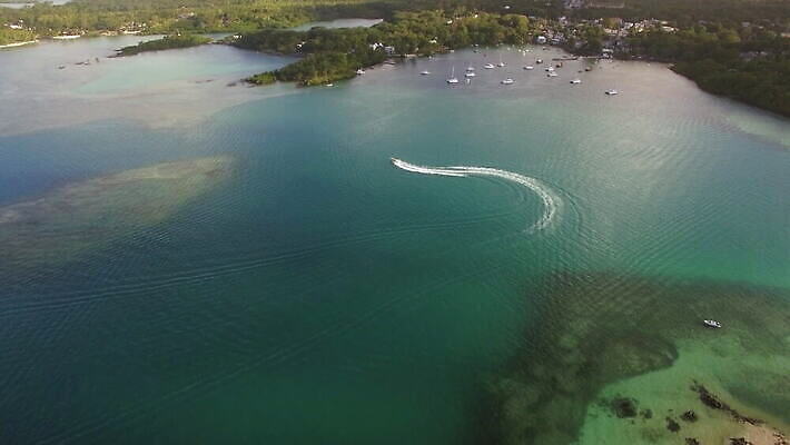 바다 섬 요트 자연 휴가 항해 안테나 사람없음 물 항구 도시 만 보트 타운 석호 항공촬영 드론 모리셔스 4K MOV 해외동영상 클립영상 자연요소 뷰포인트 배_교통 통신 교통시설 생태계 동영상 파일형식