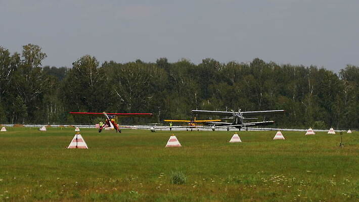 영어 스포츠 여행 날개 교통시설 하늘 비행기 항해 사람없음 야외 여름 파란색 비행 공항 항공 견인 이륙 에어쇼 곡예비행 글라이더 대패 옛날 4K MOV 해외동영상 클립영상 문자 계절 컬러 교통 배_교통 항공교통 대중교통 시설 쇼 동영상 파일형식
