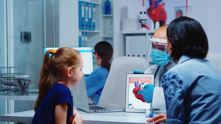 직업 딸 얼굴 어린이 청진기 엄마 엑스레이 건강 병원 대화 설명 앉기 약 환자 의사 바이러스 확인 컨설턴트 약속 방문 보여주기 소아과의사 코로나바이러스 4K MOV 해외동영상 클립영상 의학 가족 의료기기 모션 말하기 사람 신체부위 의료진 전문직 상담 동영상 파일형식