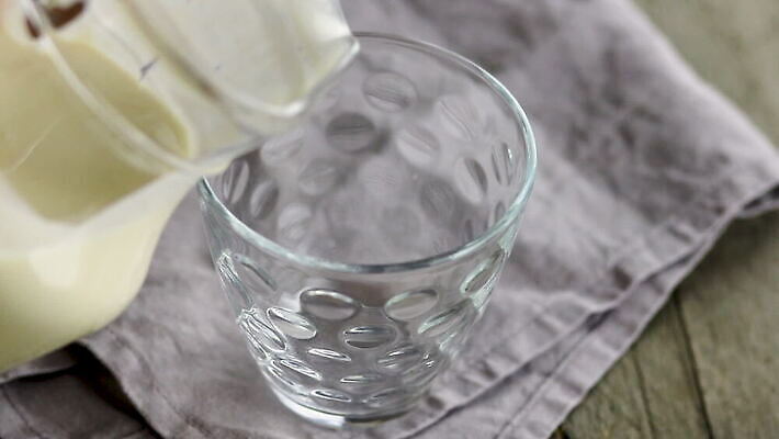 전통 라이프스타일 음료 컨셉 다이어트 재료 유리 탁자 아침 건강 사람없음 목재 검은색 흐름 우유 추위 흰색 시골 신선 조끼 액체 붓기 아침식사 상품 시원함 굽기 크림 상쾌 유기농 발효 내추럴 단백질 러시아인 우크라이나 칼슘 핸드메이드 맛있는 MOV 해외동영상 클립영상 주간 서양인 나무 웰빙 감정 유럽 컬러 가구 모션 재질 유제품 생활 식사 외투 구이 동영상 영양소 파일형식