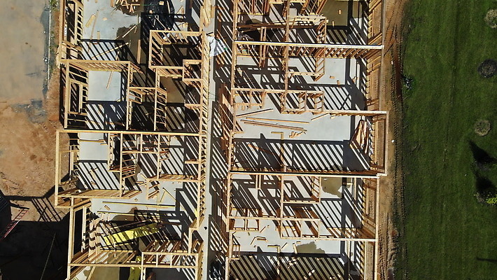 외관 산업 벽 캐나다 건축양식 지붕 새로움 아파트 주택 프레임 건설업 사람없음 내부 건물 목재 빛 미국 건설현장 수리 널 아래 뼈대 잡동사니 복원 설치 수목 합판 4K MOV 해외동영상 클립영상 나무 건축물 건축 컨셉 북아메리카 재료 방향 위치 동영상 파일형식