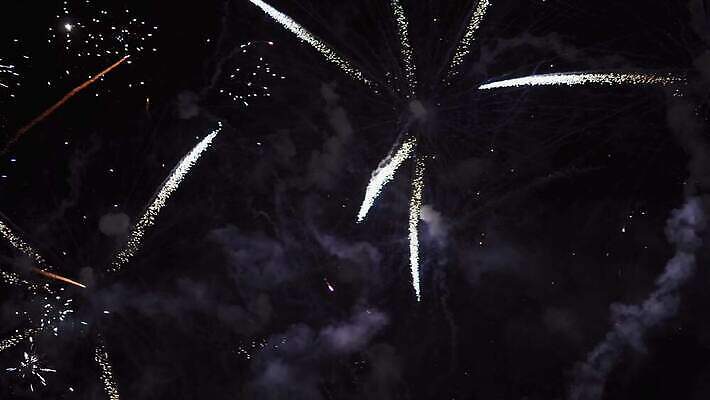 기념일 행복 별 컬러 백그라운드 하늘 불 추상 휴가 불꽃 새로움 기념 폭죽 이벤트 사람없음 빨간색 빛 컬러풀 노란색 파티 검은색 축제 어둠 흰색 축하 생일 4 황금 야간 폭발 폭발물 연도 쇼 파열 빛망울 7월 크리스마스이브 효과 4K MP4 해외동영상 클립영상 자연요소 감정 무기 컨셉 크리스마스 무늬 숫자 날짜 동영상 파일형식