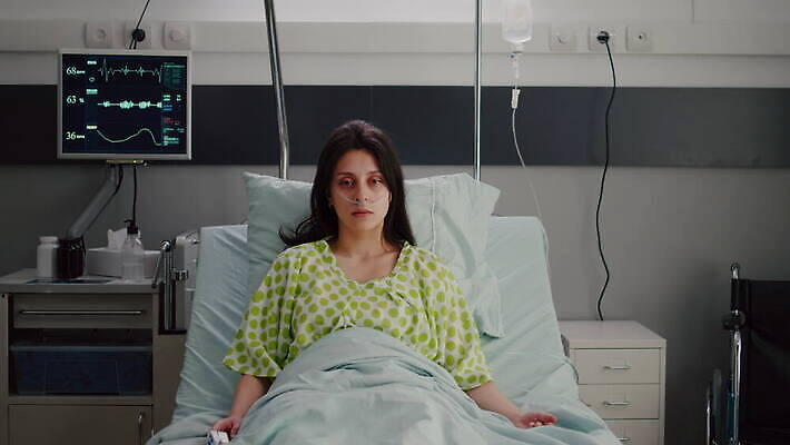 응시 컨셉 휴식 노동자 스트레스 주택 건강 병원 앉기 치료 약 카메라 건강관리 방 고통 환자 의사 슬픔 침대 호흡기관 고독 호흡 결과 질병 간호 튜브 병실 산소 거짓말 돌봄 치유 혼자 4K MOV 해외동영상 클립영상 직업 시선 감정 가구 의학 모션 관리 건물 전자제품 의료진 장기_의학 원소 동영상 파일형식