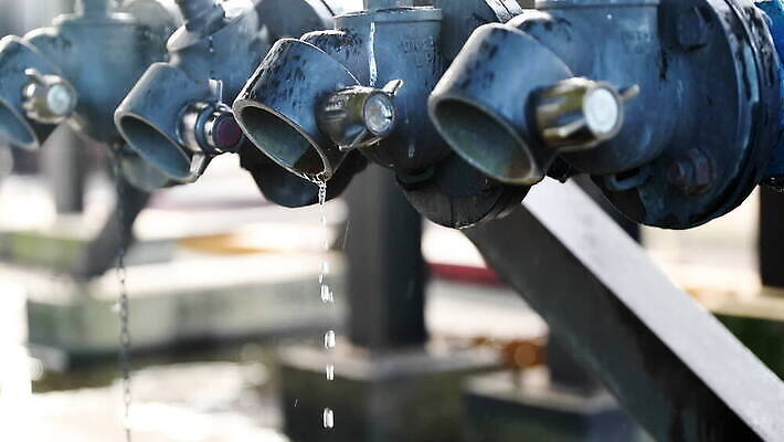 영국 잉글랜드 사람없음 야외 물 금속 젖음 물방울 스프레이 결석 MOV 해외동영상 클립영상 자연요소 유럽 재질 동영상 파일형식