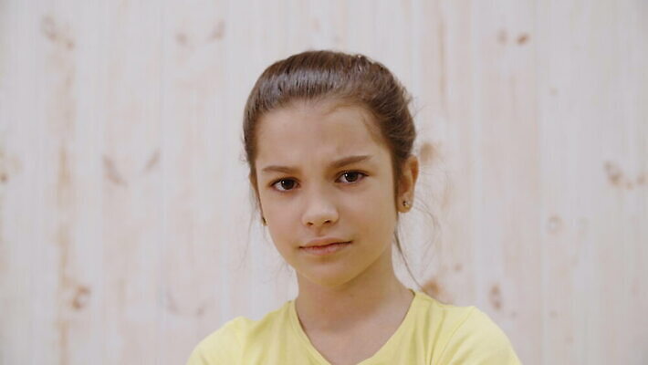 백인 1 응시 여자 감정 얼굴 어린이 표정 한명 서기 10대 머리 금지 슬픔 흔들림 불쾌함 불만 나쁜 부정적 싫은 4K MOV 해외동영상 클립영상 서양인 시선 모션 청소년 사람 신체부위 동영상 파일형식