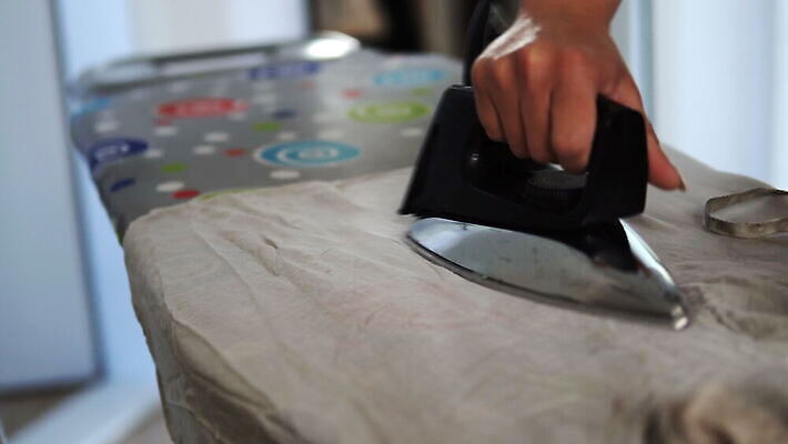 백인 1 라이프스타일 옷 여자 행복 백그라운드 셔츠 가사 가정 주택 실내 서기 미소 사람 성인 일상 기계 방 흰색 직물 잡기 아내 업무 작업 뜨거움 빨래 청소 철 주부 가정부 고립 다리미질 4K MOV 해외동영상 클립영상 서양인 직업 감정 컬러 상의 모션 표정 내부 건물 라이프 생활 동영상 파일형식