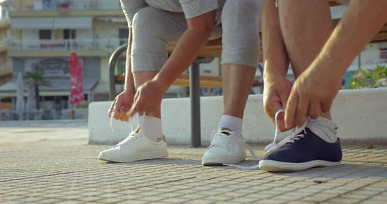 라이프스타일 커플 스포츠 운동화 신발 2 발 호텔 아침 휴가 건강 사람 성인 야외 신체부위 여름 운동복 조깅 운동 햇빛 맑음 보행로 연습 준비 휴양지 트레이너 운동가 4K MOV 해외동영상 클립영상 레이스천 주간 옷 계절 길 관계 숙소 날씨 생활 태양 헬스 장소 직물 동영상 파일형식