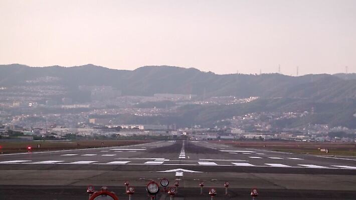 실루엣 여행 날개 교통시설 모션 하늘 휴가 전등 조명 비행기 항해 사람없음 일본 어둠 황혼 새벽 공항 야간 저녁 큼 도착 항공 속도 출발 상업 활주로 제트기 엔진 느림 빛망울 대패 오사카 착륙 접근 MP4 해외동영상 슬로모션 클립영상 자연요소 아시아 길 교통 컨셉 배_교통 항공교통 대중교통 촬영기법 빛 일몰 크기 시설 동영상 파일형식