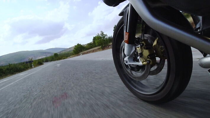 라이프스타일 도로 여행 교통시설 모션 거리 사람없음 야외 금속 자전거 힘 운전 자유 오토바이 시골 바퀴 승차 묘사 속도 순환 느림 모터 라이더 바이크레이서 MOV 해외동영상 슬로모션 클립영상 길 교통 컨셉 재질 촬영기법 생활 바이크 시설 동영상 파일형식