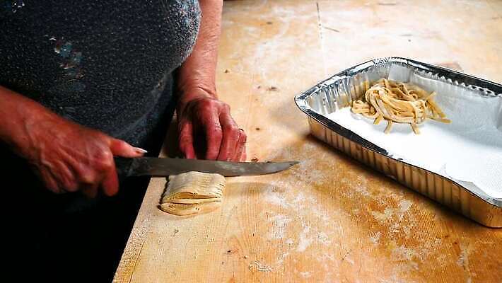 전통 접시 손 음식 빵 재료 탁자 주택 파스타 건강 스파게티 관리 요리 목재 주방 식당 요리사 식사 저녁식사 이탈리아 빵집 흰색 신선 맛 굽기 국수 준비 날것 반죽 만들기 밀가루 밀가루반죽 점심식사 제빵사 페스츄리 핸드메이드 맛있는 4K HD MP4 해외동영상 클립영상 나무 직업 식기 유럽 컬러 가구 컨셉 모션 서양음식 건물 신체부위 상점 면류 가루 구이 동영상 파일형식