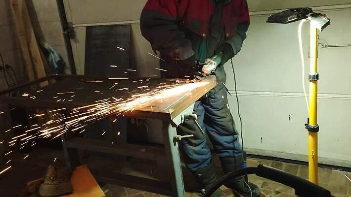 직업 전통 산업 비즈니스 공장 불 불꽃 노동자 직장 기술 안전 사람없음 빨간색 상점 금속 검은색 기계 장비 도구 공구 업무 뜨거움 작업실 연기 제조 보호 철 장인 공학 공예가 대장장이 용접 용접공 조작 철강 4K MOV 해외동영상 클립영상 자연요소 교육 컬러 컨셉 회사 공업 재질 작업 동영상 파일형식