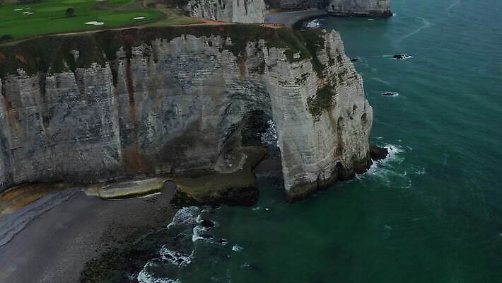 유럽 바다 자연 안테나 파노라마 사람 풍경 경사 사람없음 초록색 물 여름 파란색 하이앵글 절벽 프랑스 바위 만 아치 프랑스어 노르망디 드론 랜드마크 4K MOV 해외동영상 클립영상 자연요소 문자 계절 나라 뷰포인트 컬러 통신 촬영기법 돌_바위 생태계 동영상 파일형식