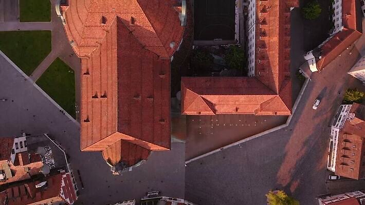 유럽 기독교 종교 여행 건축양식 주택 안테나 풍경 사람없음 건물 세계 성당 교회 카메라 탑 도시 센터 중세 역사 재산 성자 도서관 정상 땅 스위스 알프스 타운 수도원 항공촬영 혁명 드론 랜드마크 수녀원 옛날 조감도 MOV 해외동영상 클립영상 건축물 교육 건축 나라 뷰포인트 컨셉 통신 종교건축 금융 전자제품 동영상 파일형식