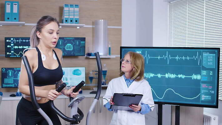 직업 과학 건강 병원 운동복 컴퓨터 달리기 운동 약 건강관리 스크린 모니터 장비 에너지 체험 센터 실험실 연습 측정 시설 하이테크 격려 달리기선수 4K MOV 해외동영상 클립영상 옷 감정 컨셉 의학 모션 기술 실험 관리 전자제품 육상선수 동영상 파일형식