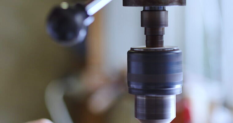 직업 손 디자인 산업 조각 가구 백그라운드 노동자 한명 사람 취미 목재 금속 검은색 힘 기계 장비 흰색 기구 공구 나사 업무 작업실 드라이버 수리 널 자르기 천 목수 무선 오브젝트 복고 만들기 목공예 토막 베터리 부스러기 송곳 조작 하드웨어 핸드메이드 4K MOV 해외동영상 클립영상 나무 1 컬러 생활용품 재료 모션 재질 신체부위 컴퓨터 도구 직물 작업 공예 동영상 파일형식