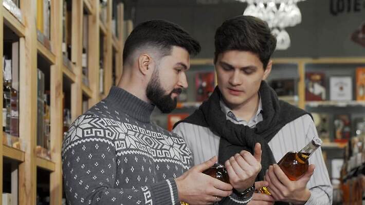 라이프스타일 잡화 남자 행복 음료 선반 주류 함께함 실내 건강 종류 사람 성인 두명 빨간색 친구 세일 상점 와인 기쁨 알코올 그룹 시장 선택 구매 상품 쇼핑몰 수집 고객 수납 소매 슈퍼마켓 양조장 지하실 4K MOV 해외동영상 클립영상 감정 컬러 가구 컨셉 관계 내부 생활 쇼핑 동영상 파일형식