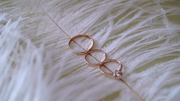 전통 커플 기념일 결혼 2 장신구 결혼식 남편 함께함 선물 사랑 사람없음 빛 금속 흰색 축하 반지 아내 쌍 황금 고급 닫기 은색 보석 심볼 오브젝트 다이아몬드 약혼 고립 백금 제안 MOV 해외동영상 클립영상 감정 컬러 컨셉 관계 모션 재질 이벤트 광석 약속 동영상 파일형식