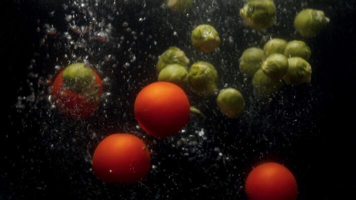 음식 컬러 포즈 백그라운드 이동 컨셉 토마토 채소 표면 실내 건강 사람없음 빨간색 물 빛 반사 검은색 어둠 거품 물방울 신선 원형 액체 닫기 떨어짐 먹기 분무기 정물화 채식주의자 스플래쉬 4K 유체 MP4 해외동영상 클립영상 자연요소 도형 모션 내부 그림 채식 동영상 파일형식