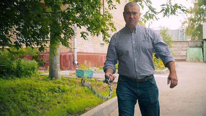 백인 남자 무기 얼굴 이동 한명 사람 금속 힘 분노 잡기 도시 폭력 범죄 위험 공격 무서움 충돌 위협 싸움 나쁜 압력 폭행 호러 4K MOV 해외동영상 클립영상 서양인 1 감정 컨셉 모션 재질 신체부위 사회이슈 공포 동영상 파일형식